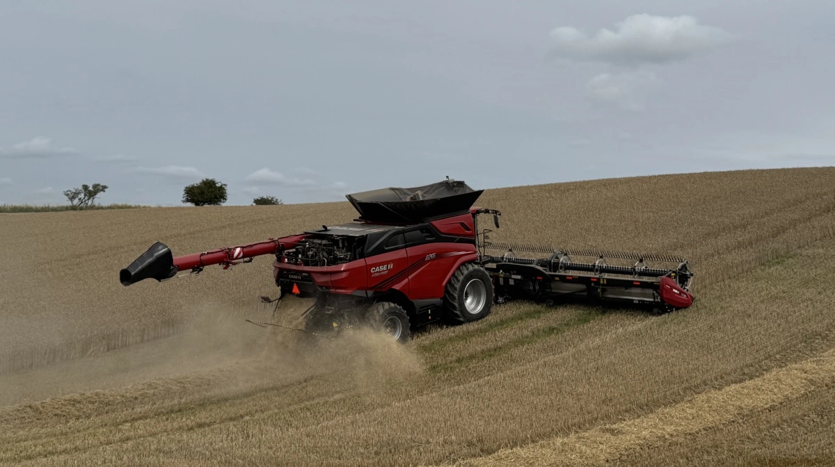 Case IH-forhandler Sørensen og Lynggaard, der har bestilt maskinen hjem, havde blandt andet til formål at vise, hvordan den helt specielle dækmontering, som er udviklet i samarbejde mellem CNH og Michelin, præsterer i marken. Her går det op ad bakke uden firehjulstræk og uden problemer. 