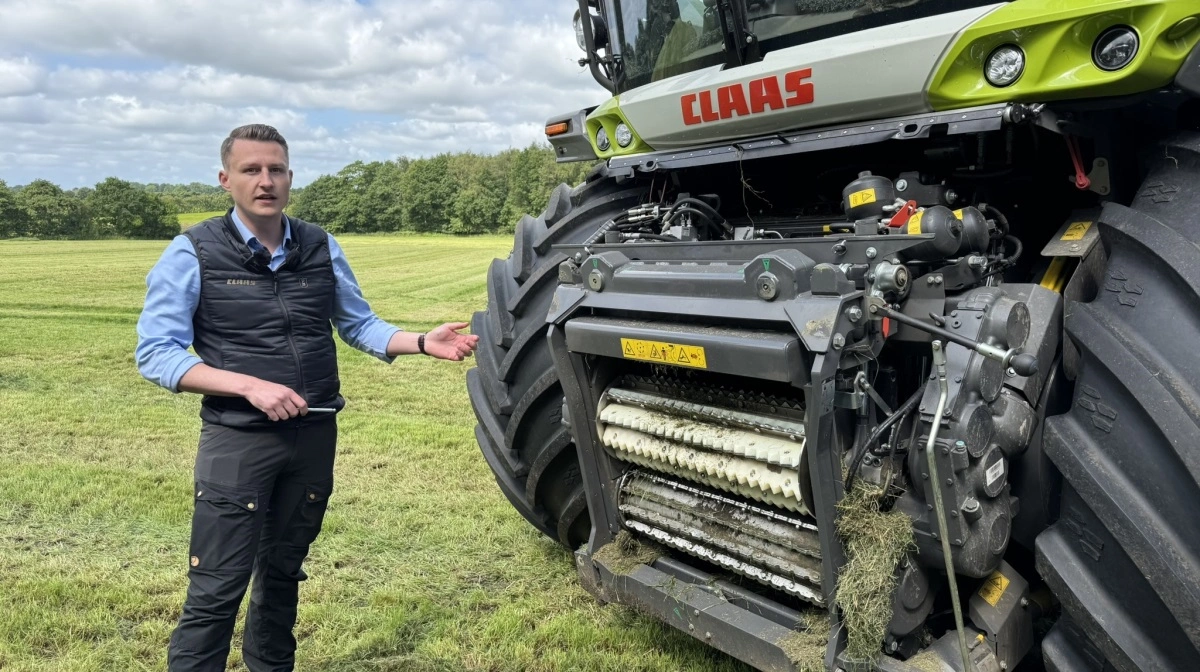 Kristian Skødt Kristiansen, produktchef for Claas høstmaskiner i Danmark, fremhæver her MCC XL-krakkerens betydning i den nye Jaguar 1000-serie. Krakkeren kan tilpasses forskellige snitlængder, herunder Shredlage, for at opnå den ønskede struktur i foderet. Den er udviklet til at håndtere meget store mængder biomasse uden at gå på kompromis med snittekvaliteten. Teknologien understøttes af Cemos Automatic, der optimerer indstillinger under arbejdet. Foto: Per Jørgensen