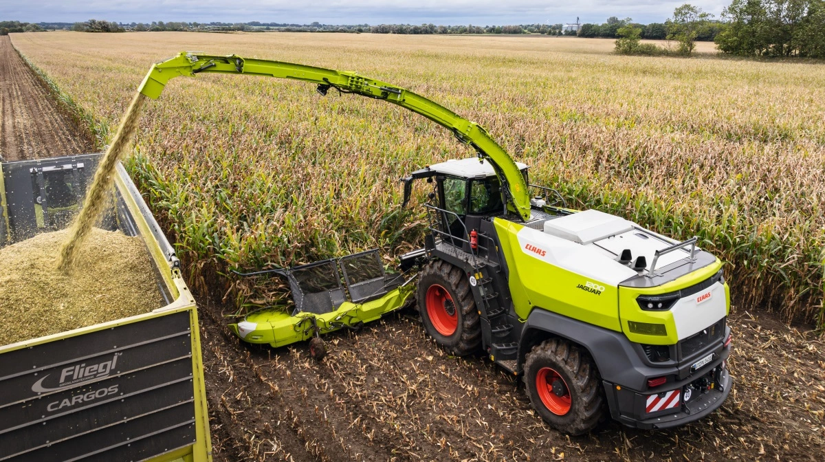 Claas Jaguar 1200 er den største model i den nye 1000-serie med op til 1.110 hestekræfter og en kapacitet på op til 500 ton i timen. På billedet kører den i majs med det nye Orbis 1050-majsskærebord, der har stor arbejdsbredde og effektivt kan håndtere store mængder afgrøde. Skærebordet er optimeret til præcist snit selv ved høj fremkørselshastighed og ujævnt terræn, hvilket øger både kapacitet og kvalitet. Foto: Claas
