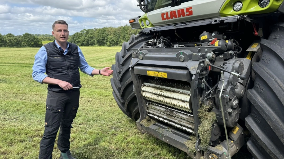 Kristian Skødt Kristiansen, produktchef for Claas-høstmaskiner i Danmark, fremhæver her MCC XL-krakkerens betydning i den nye Jaguar 1000-serie. Krakkeren kan tilpasses forskellige snitlængder, herunder Shredlage, for at opnå den ønskede struktur i foderet. Den er udviklet til at håndtere meget store mængder biomasse uden at gå på kompromis med snittekvaliteten. Teknologien understøttes af Cemos Automatic, der optimerer indstillinger under arbejdet. Foto: Per Jørgensen