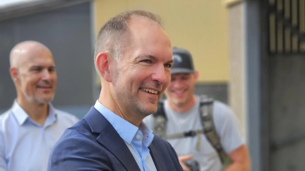 Minister for Grøn Trepart, Jeppe Bruus, besøgte torsdag mælkeproducent Niels Ulrik Andersen til en snak om brugen af det metanreducerende middel Bovaer.