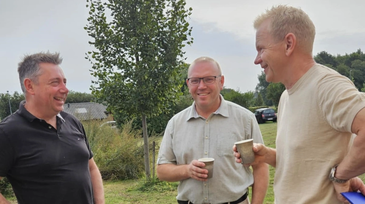 Dennis Stentebjerg (tv), Hofmansgave, Torben Hansen, Lykkesholm samt kvægrådgiver Peter Eskesen (th), Kvægrådgiver Syd. Alle er tilfredse med brugen af Bovaer, men spændte på, hvordan den økonomiske del af aftalen fremover skal håndteres.