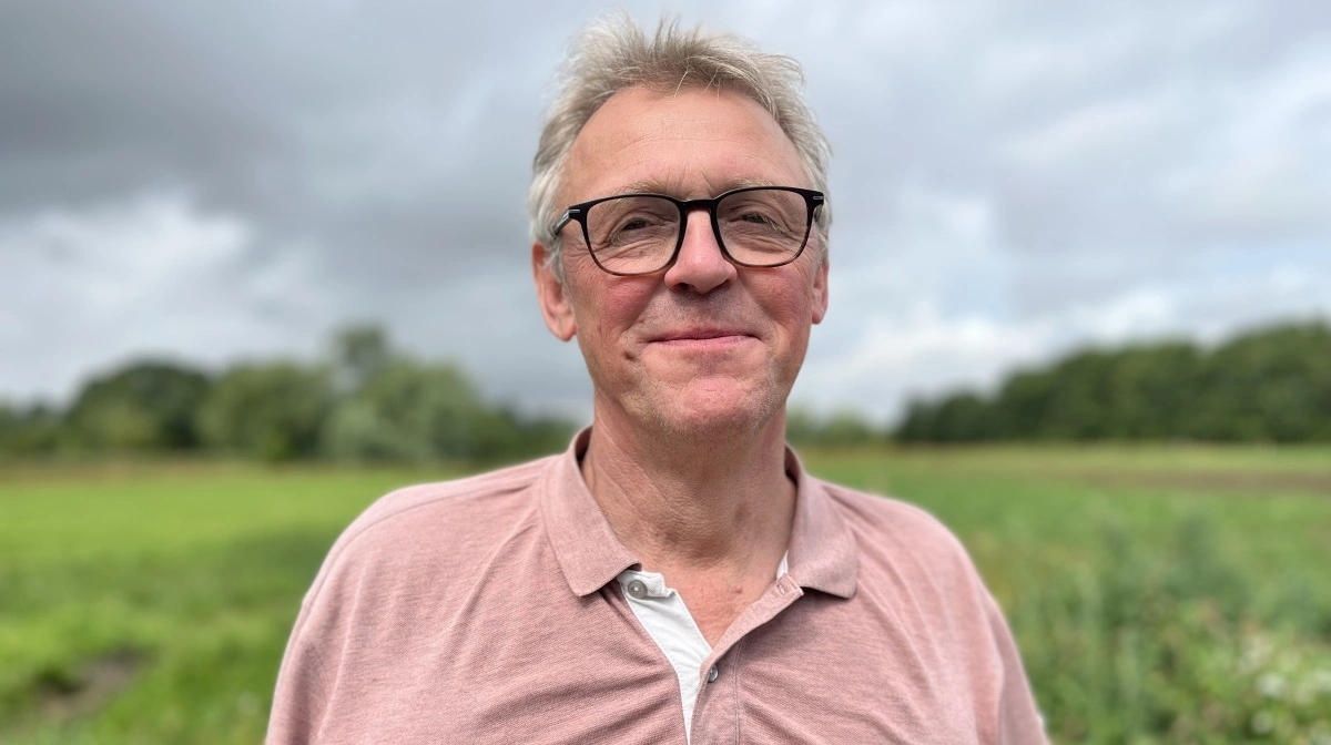 - Vi landmænd har jo altid tilpasset os den tid, vi er i, forklarer Lars Iversen. Han har været selvstændig i 40 år og er på ingen måde skræmt over den grønne omstillings krav til fødevareerhvervet. Fotos: Christian Ingemann