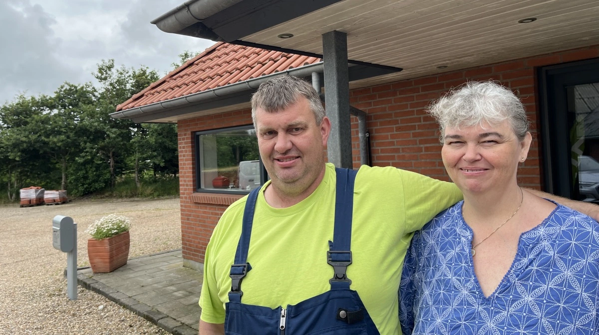 Boje Forkrog og Bente Andersen står her foran stuehuset, der er opført i 2015, efter at den tidligere bygning blev røgskadet. 