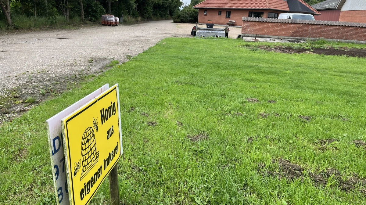 Kærup Kød & Honning – med honningreklamen ud mod landevejen – er at finde på god landbrugsjord, der afvander ud til Vesterhavet og derfor ikke plages af efterafgrødekrav.