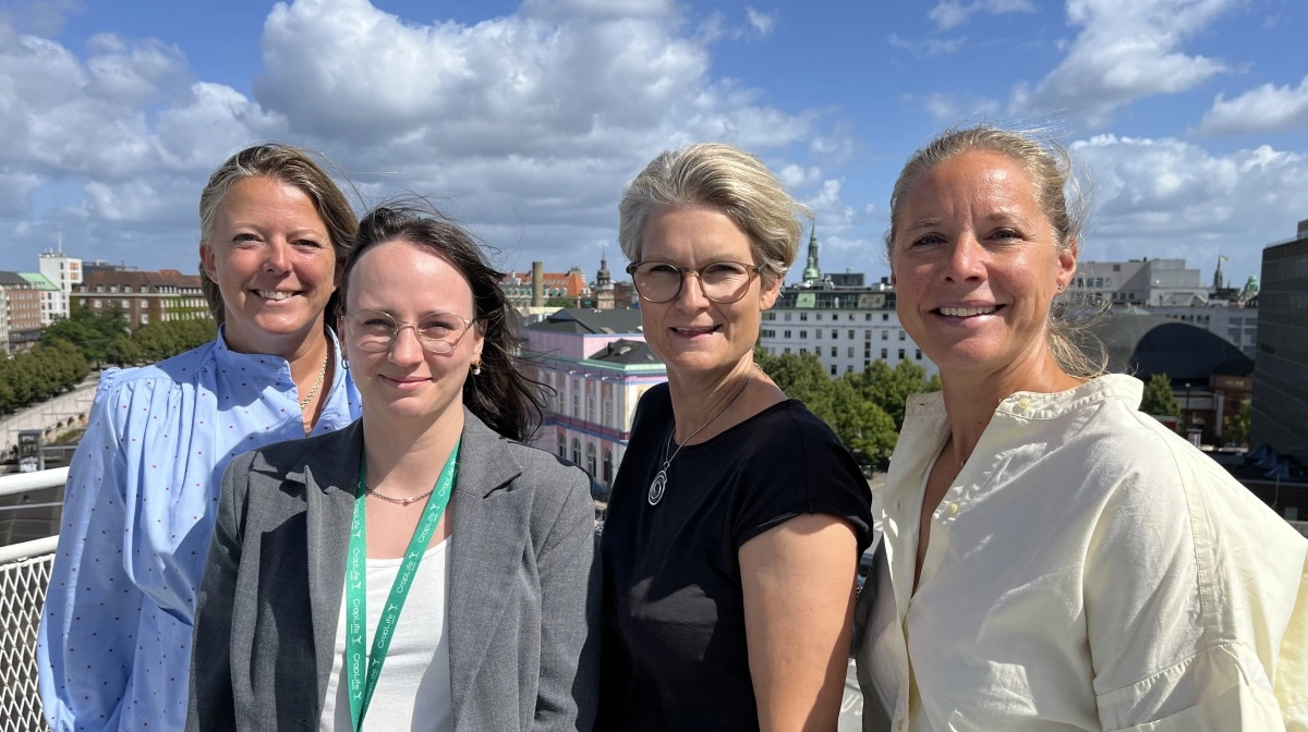 CropLife Danmark holder til i det indre København – med udsigt til alle herlighederne fra tagterrassen i Vesterbrogade. Fra venstre ses de fire medarbejdere, direktør Tanja Andersen, teknisk konsulent Emilie F. Jakobsen, teknisk seniorkonsulent Bolette Palle Neve samt kommunikationsansvarlig Camilla Løjtved. Fotos: Christian Ingemann