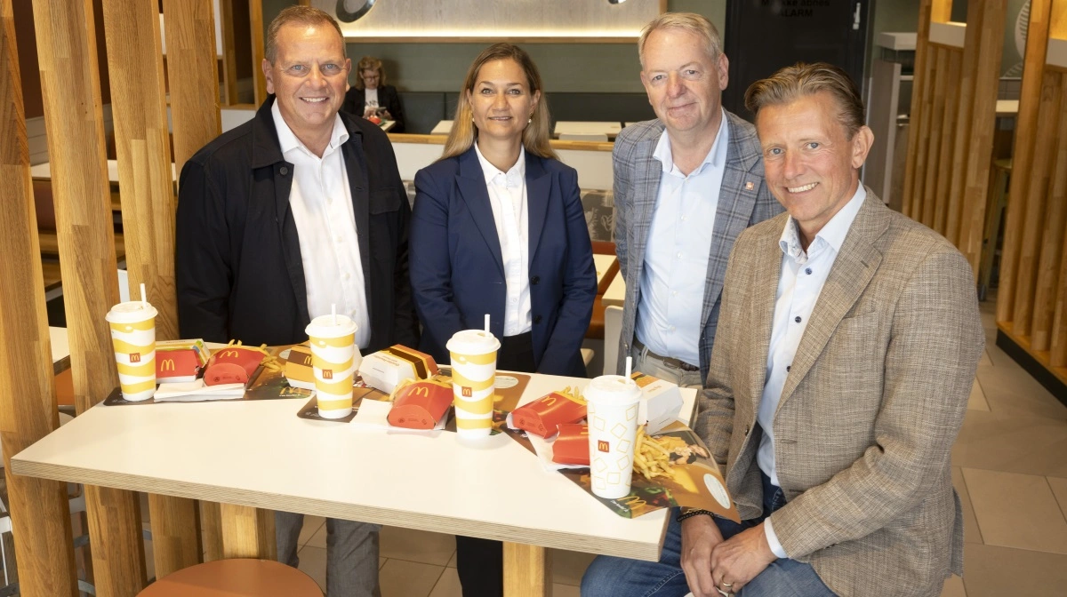 Fra højre mod venstre ses Mads Friis, adm. direktør McDonald's Danmark, Niels Duedahl, koncernchef i Danish Crown, Mie Gjedsted, Nordic Sourcing & Category Lead hos McDonald's og Finn Klostermann, adm. direktør Danish Crown Beef. Foto: Danish Crown