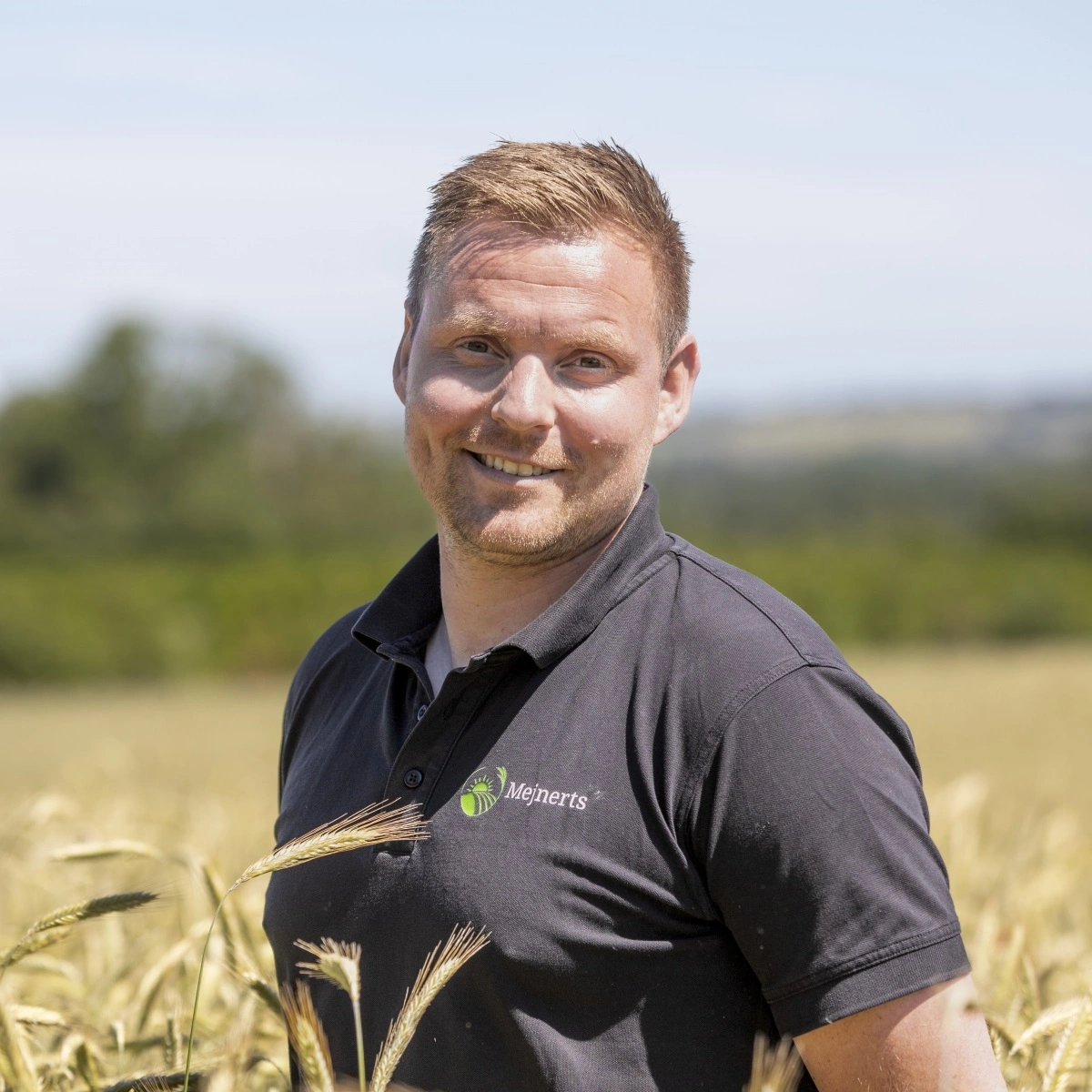 - For os handler det ikke kun om at sælge vores produkter – det handler om at formidle hele fortællingen bag vores råvarer. »Spis hos Producenten« er en oplagt mulighed for os for at invitere vores kunder indenfor og fortælle, hvordan vores gode råvarer bliver til – lige fra muld til mund. Vi ser frem til at give gæsterne en konkret oplevelse af, hvad det vil sige at producere økologiske fødevarer med respekt for både natur og håndværk, siger Peter Mejnerts fra Mejnerts Mølle.