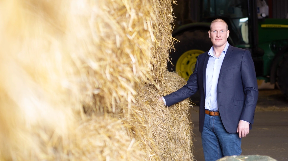 Maik C. Nielsen, direktør for Halmselskabet Danmark, ser stor efterspørgsel på kvalitets-rapshalm, og anbefaler at få den presset og sat indendørs. Arkivfoto