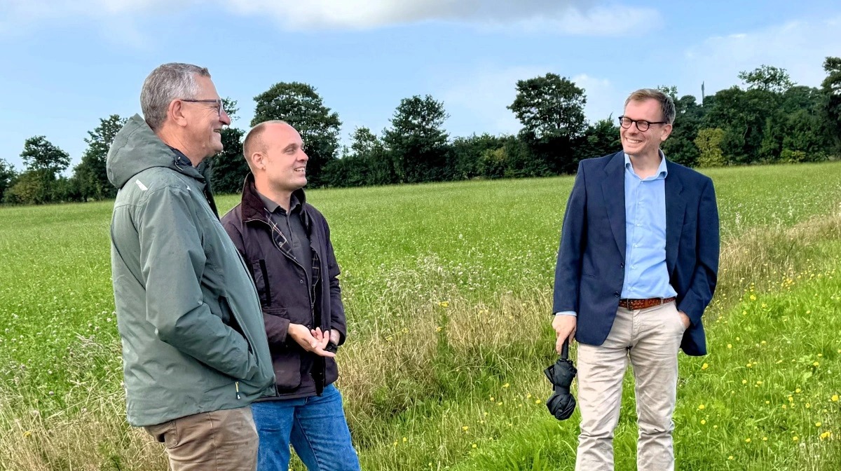 Henrik Frandsen, folketingsmedlem for Moderaterne, sammen med Henrik Jessen, formand for Spiras, og Nikolaj Schulz, politisk direktør i Spiras. Foto: Spiras