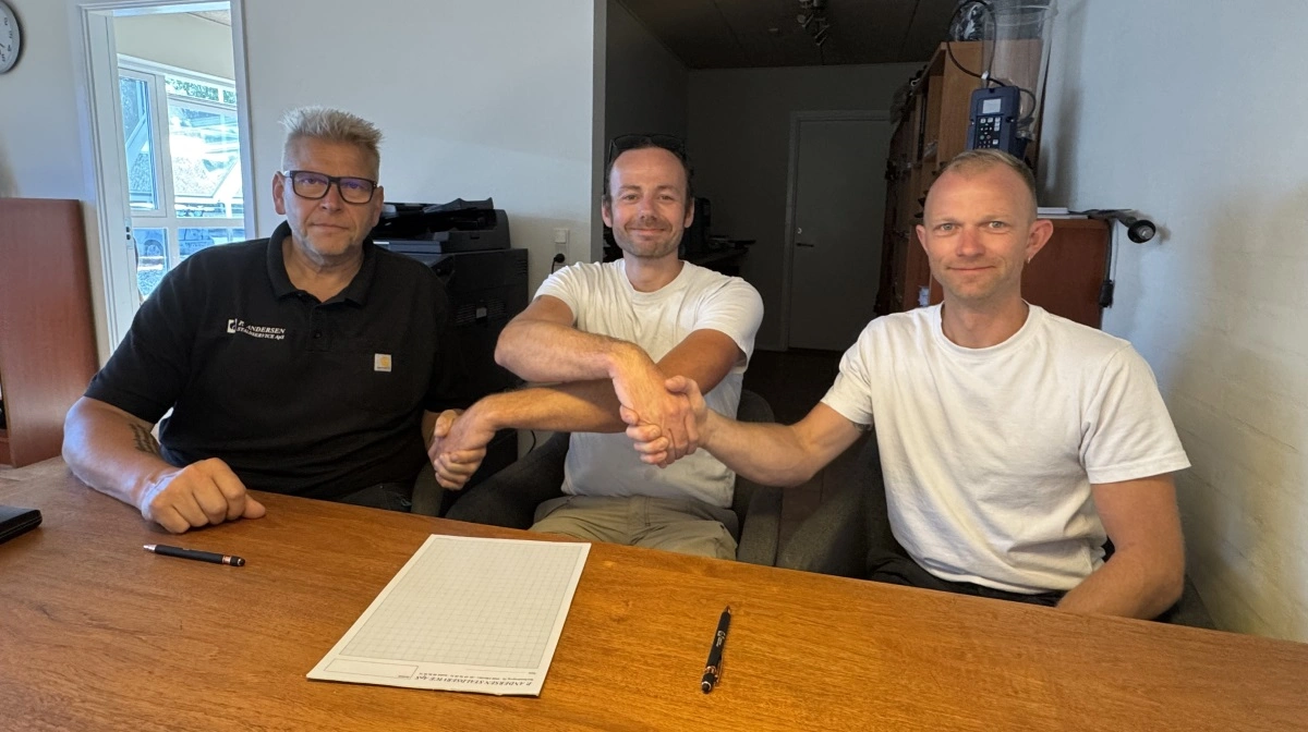 Montage- og serviceafdelingen fra P. Andersen Staldservice overgår pr. 1. september til Jysk Kornteknik. På billedet ses hele holdet med servicevogne foran domicilet i Nyborg. Foran, fra venstre, ses Peter Andersen, ejer af P. Andersen Staldservice, samt Lars Sørensen og Heine Pedersen, ejere af Jysk Kornteknik, i forbindelse med den officielle overtagelse af montage- og serviceafdelingen. Foto: Per Jørgensen