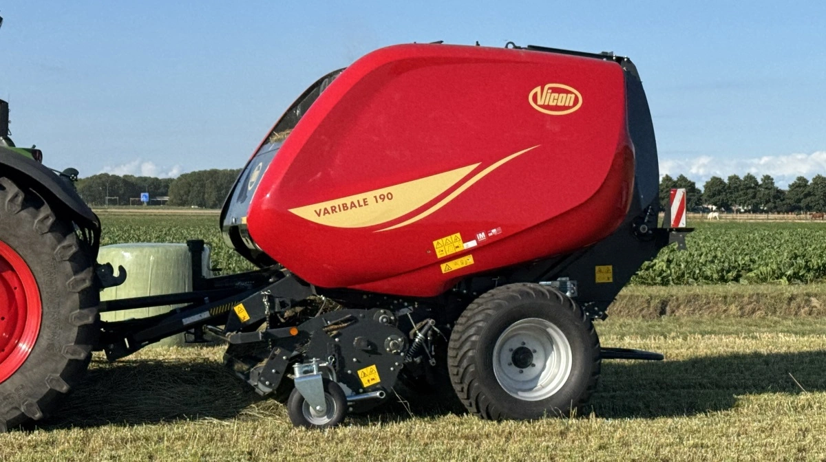 Densus-presserserien fra Kverneland er udstyret med Auto Feed Control, Auto Blockage Control og TIM-kompatibilitet. Presseren tilpasser automatisk indføringen og standser ved blokering for optimal driftssikkerhed og ballekvalitet.