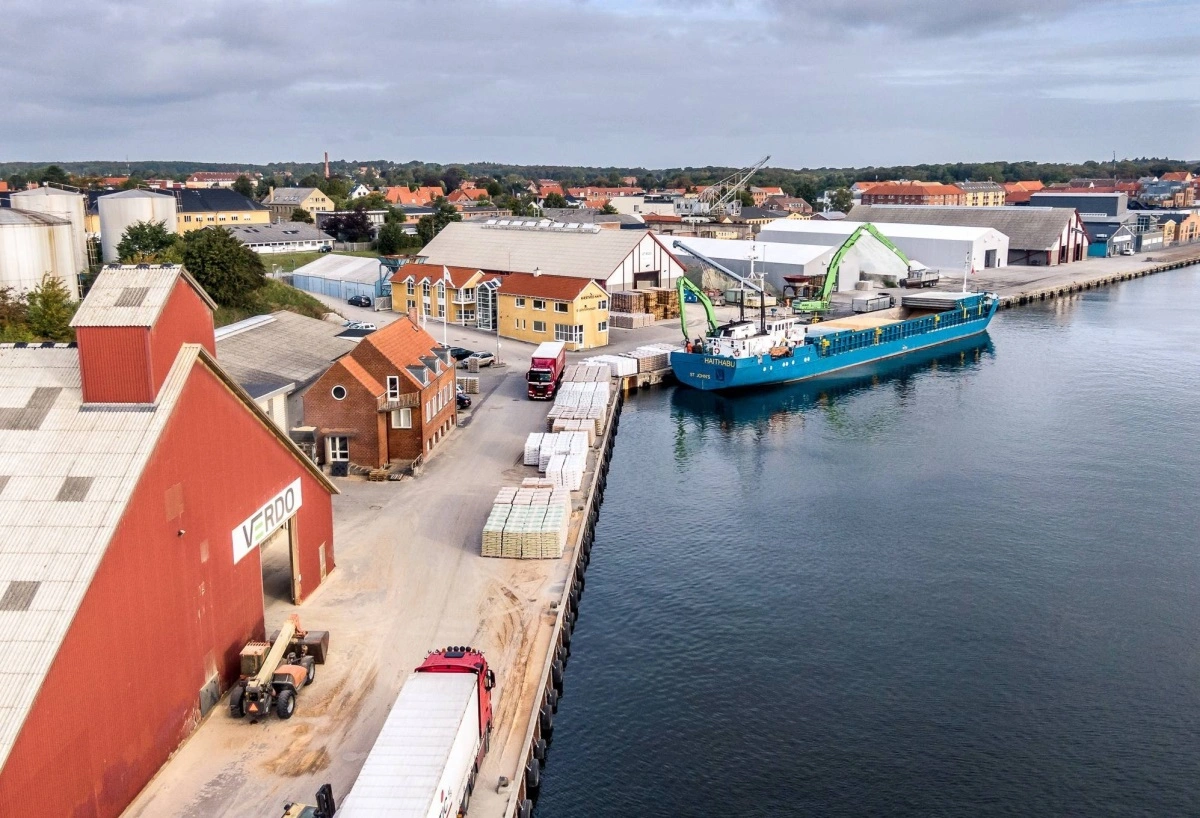 Verdos træpilleaktiviteter foregår ved Næstved Havn, som passer perfekt ind i strategien Brødr. Ewers har lagt.