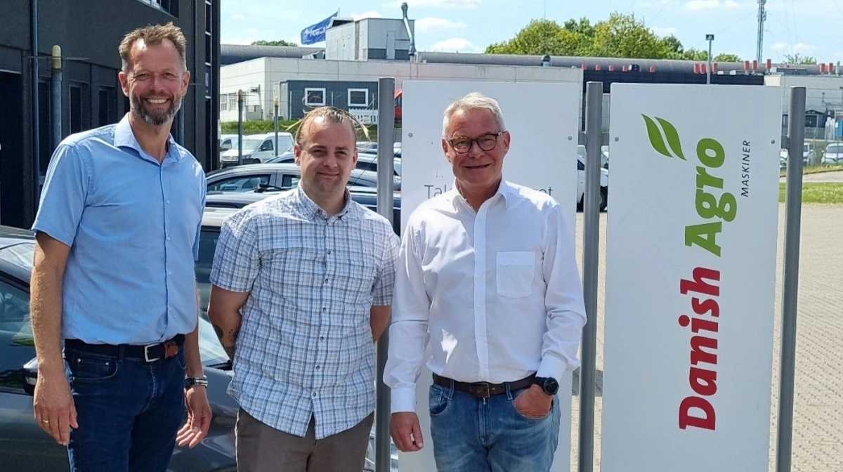 Arne Spejlborg (tv), servicechef hos Danish Agro Maskiner, Morten Dalby fra EuroSkills 2025 og Michael Husfeldt, direktør i Danish Agro Maskiner, markerer her samarbejdet om EuroSkills 2025 i Herning. Danish Agro Maskiner bidrager med både Claas-udstyr og teknisk ekspertise til konkurrencerne i landbrugsmaskinmekanik. Pressefoto