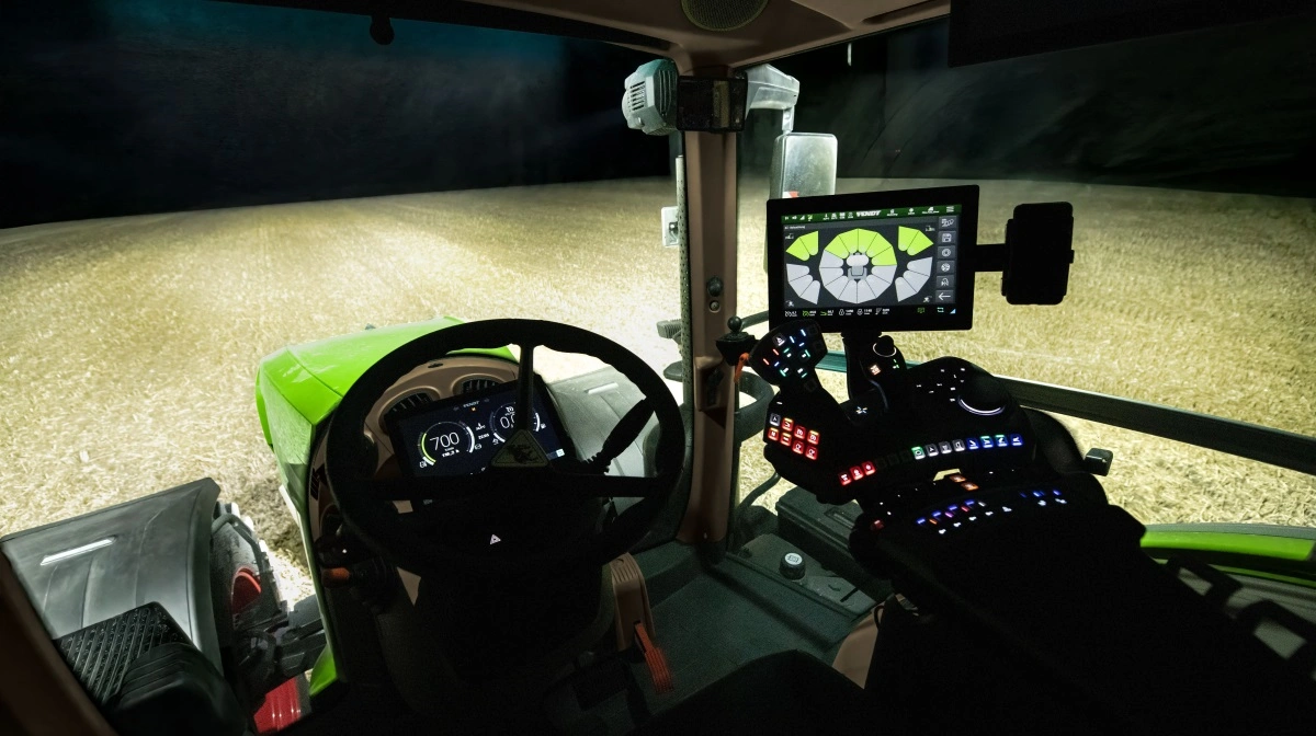 Med de nye lyspakker, Vision og UltraVision, kan arbejdslygterne justeres individuelt i fem trin, og indstillingerne gemmes for hurtigt skift mellem arbejdssituationer. Foto: Fendt