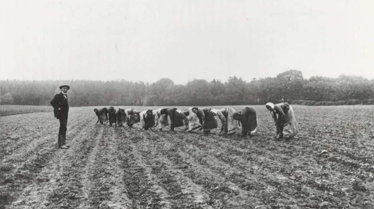Roepolakkerne var oftest unge piger, der havde hørt historier om slarrafenlandet Danmark. Virkeligheden var en helt anden. Foto fra bogen