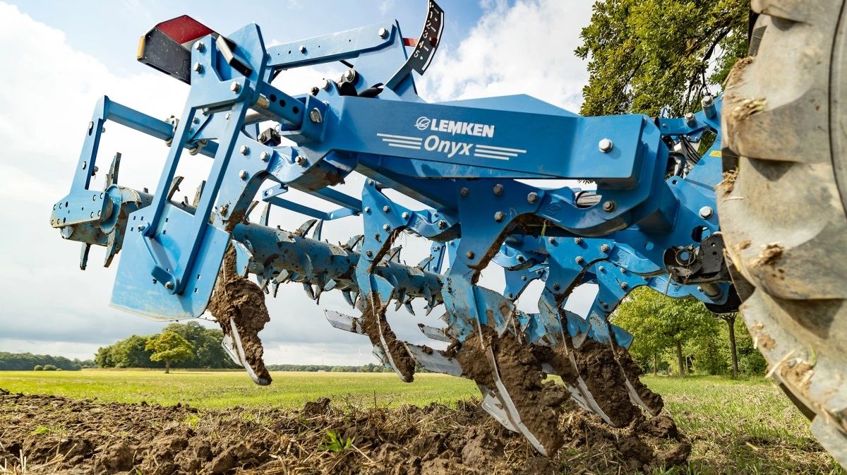 Lemken Onyx er en ny undergrundsløsningsharve med arbejdsdybder op til 60 cm. Rammen er helsvejset for maksimal styrke, og med 90 centimeters gennemgang samt robuste tænder er redskabet velegnet til strukturforbedring i dybden under krævende forhold. Pressefoto