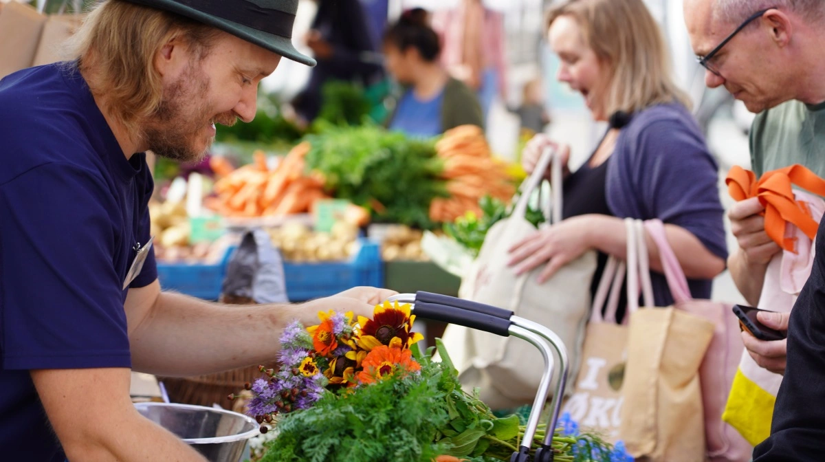 Knald på høstfarverne, dugfriske øko-råvarer og hyggelig markedsstemning. Det kan man opleve, når 26 værter over hele landet inviterer til Økologisk Høstfest 6.-7. september. Foto: Peter Nordholm Andersen for Økologisk Landsforening 
