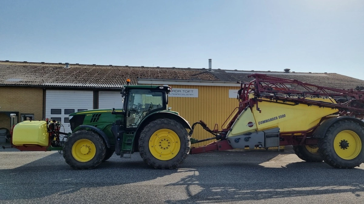 På sprøjten her leverer fronttanken til en parallel dyselinje på sprøjten. Det giver et væld af muligheder for rand- og pletsprøjtninger. 
