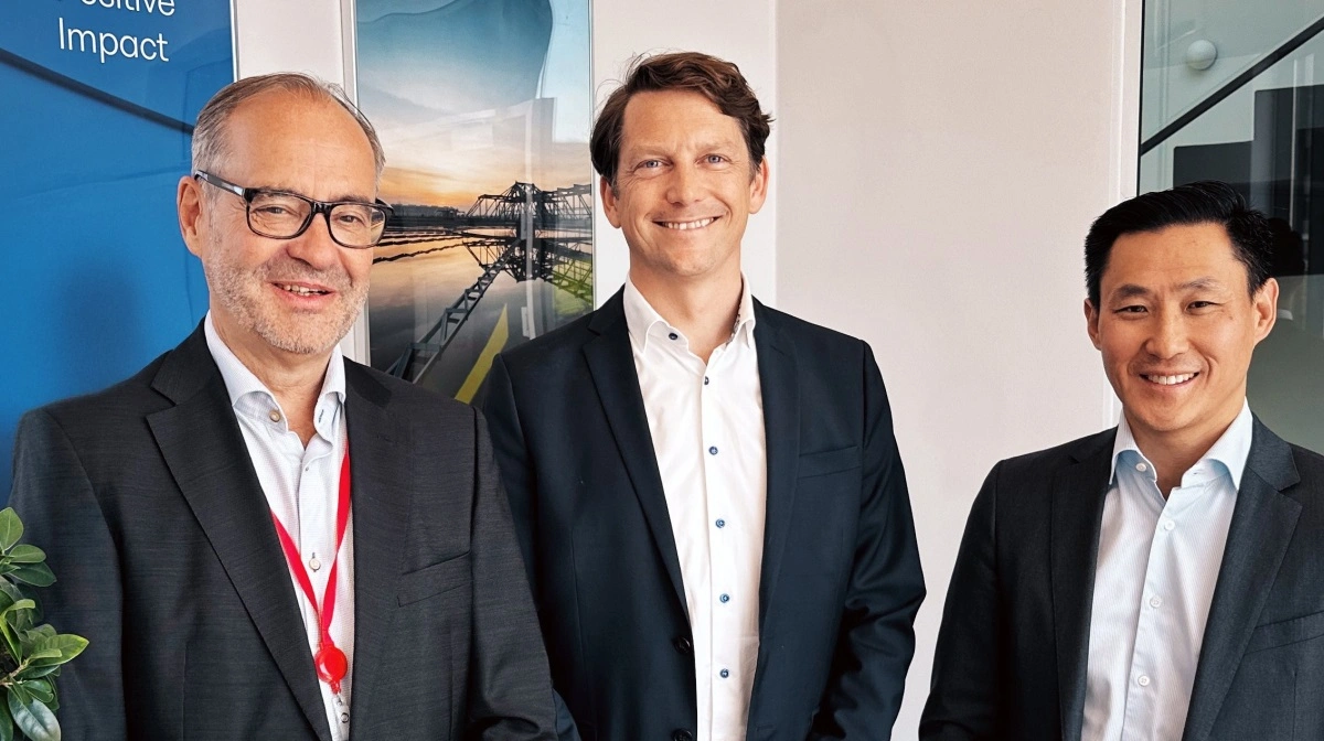 Fra venstre: Henning Schmidt-Petersen, grundlægger og marketingdirektør i AquaGreen, Carl Rehncrona, President Alfa Laval BU Decanters, og Jesper Jarngren, Vice President, Global Sales, Business Unit Decanters hos Alfa Laval. Foto: Alfa Laval