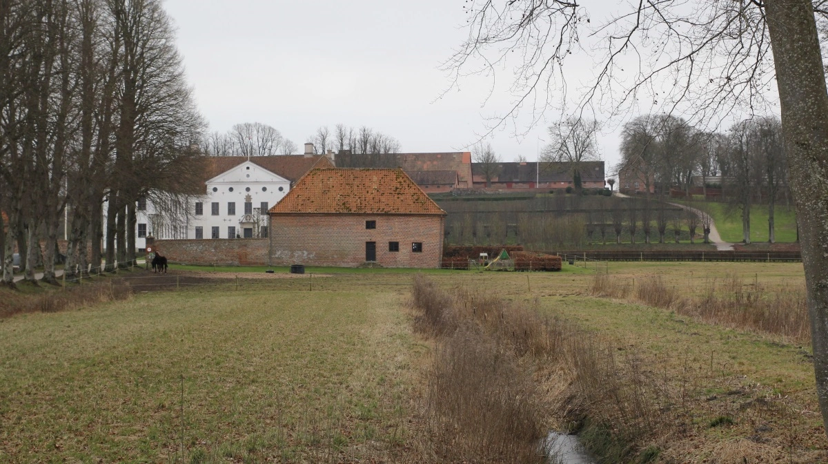 Storkansler Conrad Greve Reventlow står bag det unikke barokanlæg og den trefløjede ydre bygning fra 1700-tallet, som Clausholm kendes på i dag