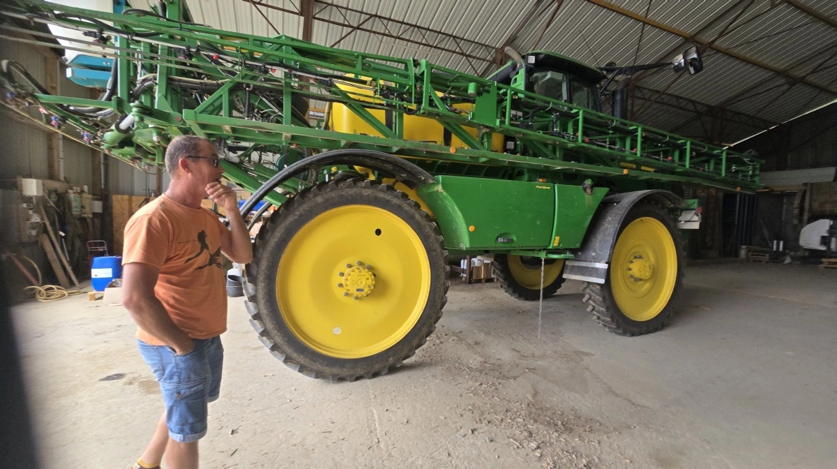 Nicolas Denieul ejer kun denne John Deere marksprøjte. Ingen traktorer eller andre maskiner - dem lejer han ind fra sit lokale CUMA. Fotos: Jørgen P. Jensen