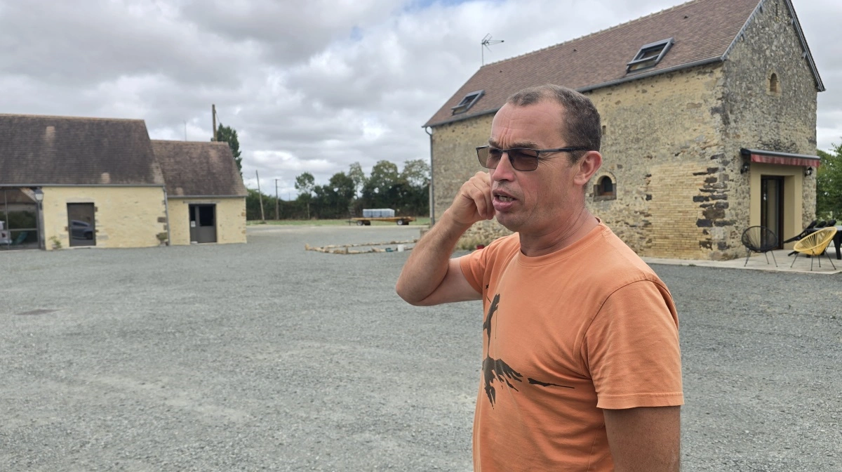 Franske Nicolas Denieuls gård er typisk fransk med smukke gamle stenhuse - og ingen moderne stalde eller maskinhaller.