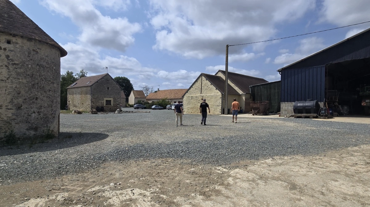 Gården er typisk fransk med gamle, smukke stenhuse og ingen maskiner, da næsten alle mellemstore franske landbrug er medlem af et CUMA.