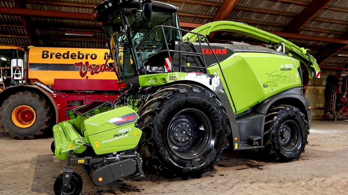 - Vi råder over 11 traktorer, og så har vi to breddårer til at køre gylle med. Så har vi tre finsnittere, og så har vi to gummigeder, siger Søren Gad.