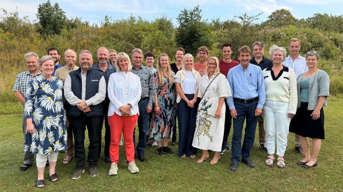 Medlemmer i Den Lokale Trepart for Østersøen har nu godkendt en plan for omlægning af arealer. Fællesfoto af deltagerne på mødet, som fandt sted i Vordingborg onsdag 27. august 2025. Foto: Næstved Kommune