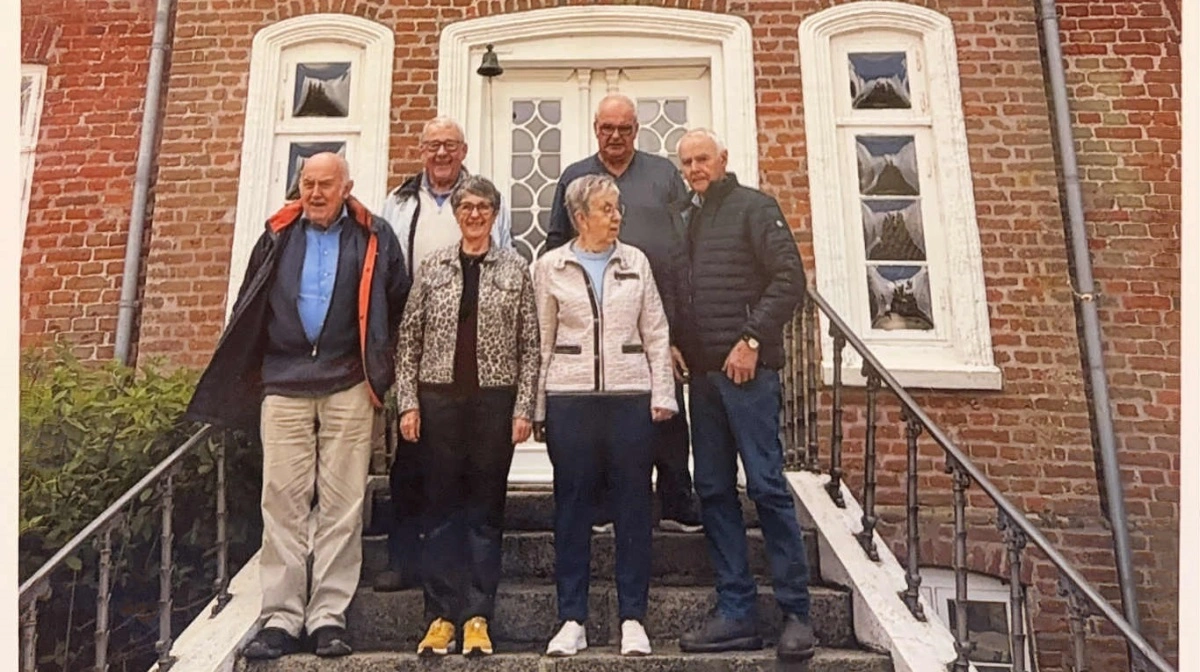 Der blev fejret 60-års jubilæum, da karle og piger fra Bejstrupgård mellem Brørup og Rødding mødtes forleden. På billedet ses Kaj Jørgensen, Holger Dinesen, Anne S. Christensen, Karen Lund, Jørgen K. Skrumsager og Uffe G. Jørgensen. Pressefoto




