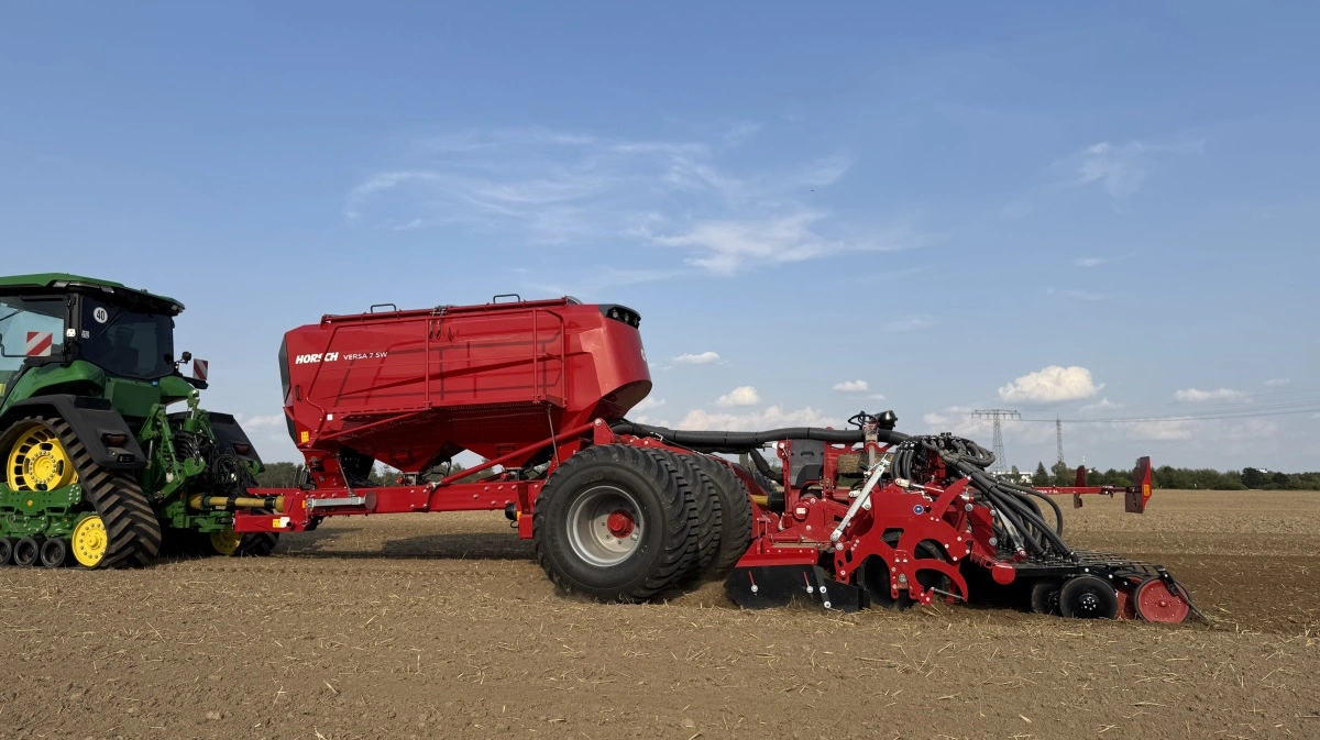 Horsch Versa 7 SW har et effektbehov fra 400 hestekræfter, men på den relativt lette jord ved Ronneburg i Østtyskland var den John Deere 8RX 410, der havde fået opgaven, grundigt spændt for, når rotorharven kom i jorden. 