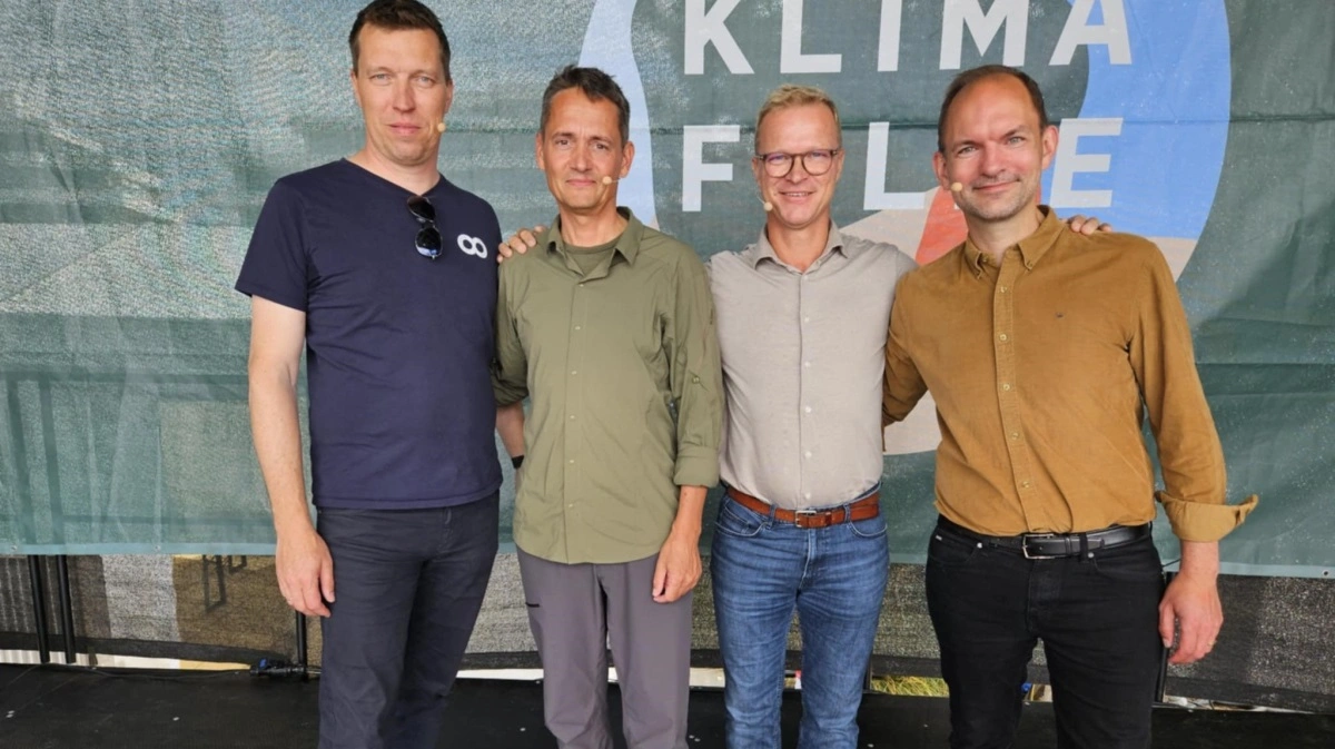 Søren Søndergaard (tv), formand for Landbrug & Fødevarer, Sebastian Jonshøj, vicepræsident for Danmarks Naturfredningsforening, Johannes Lundsfryd Jensen, formand for KL's miljø- og klimaudvalg og minister for grøn trepart, Jeppe Bruus (th) samlet til Klimafolkemøde i Middelfart til en snak om den grønne treparts første år. Fotos: Henriette Lemvig