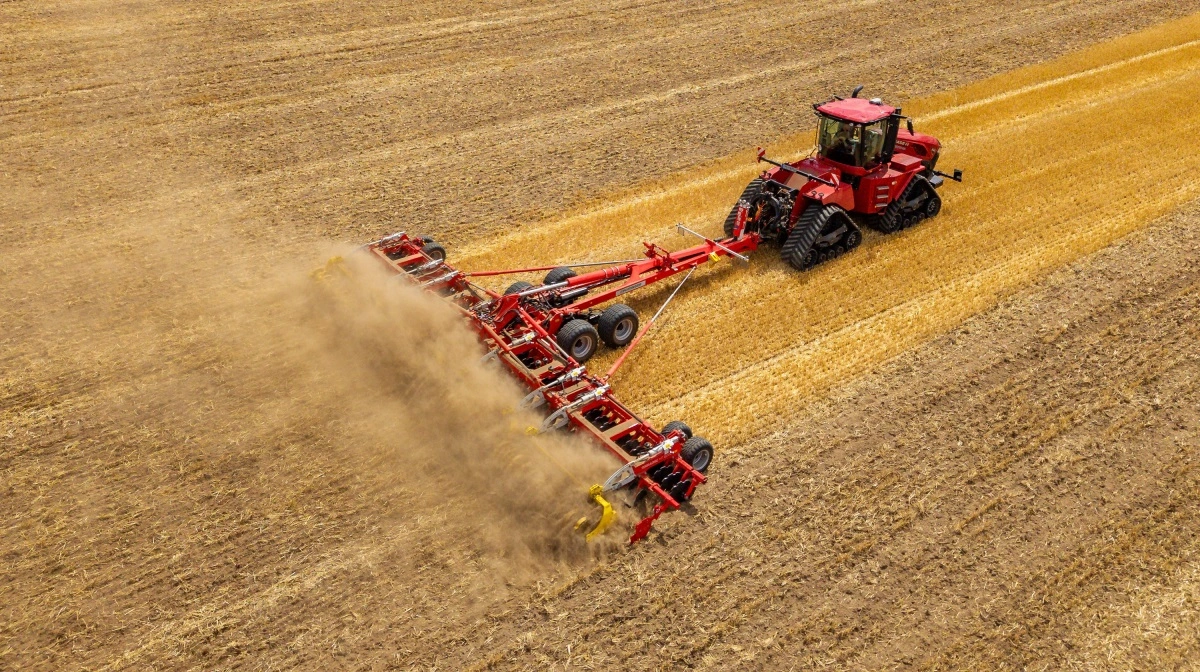 Pöttinger Terradisc HT 12000 er en tallerkenharve med fireleddet ramme og Twin Arm-system med 580 mm-tallerkener. Pressefoto