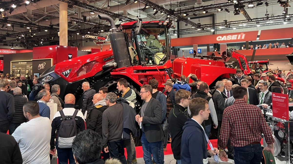 Case IH Quadtrac 715, som her ses på Agritechnica 2023, blev Tractor of the Year 2025 i HighPower-kategorien, hvor Case IH igen i år deltager  i konkurrence med McCormick X8.340 VT-Drive, Claas Axion, Fendt 800 Vario og JCB New Fastrac. Arkivfoto: Kasper Stougård 