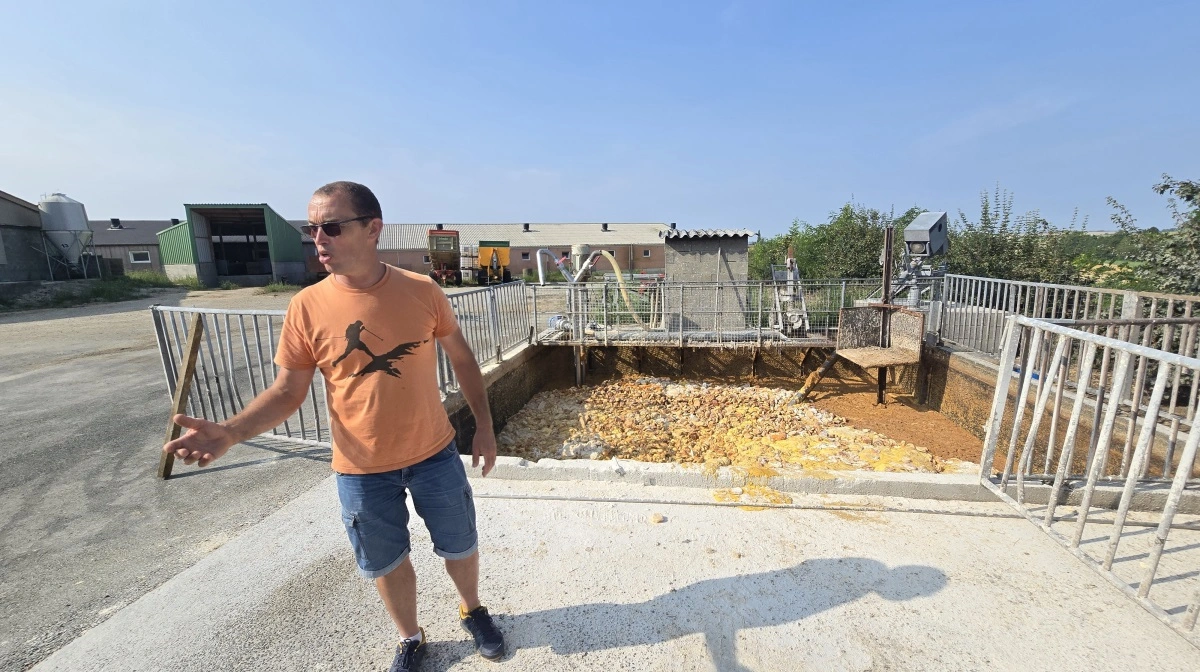 Den franske svineproducent Nicolas Denieul foran sit indslag, hvor lastbiler med restprodukter tipper af og ned i blandingsanlægget til foder. Foto: Jørgen P. Jensen