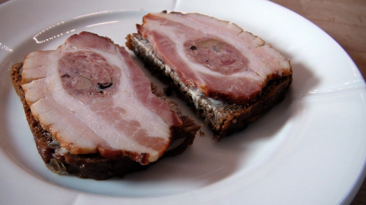 Rullepølse er en af de hyppige kilder til smitte med listeria, der går igen i perioden 2022–2024. Foto: Colourbox