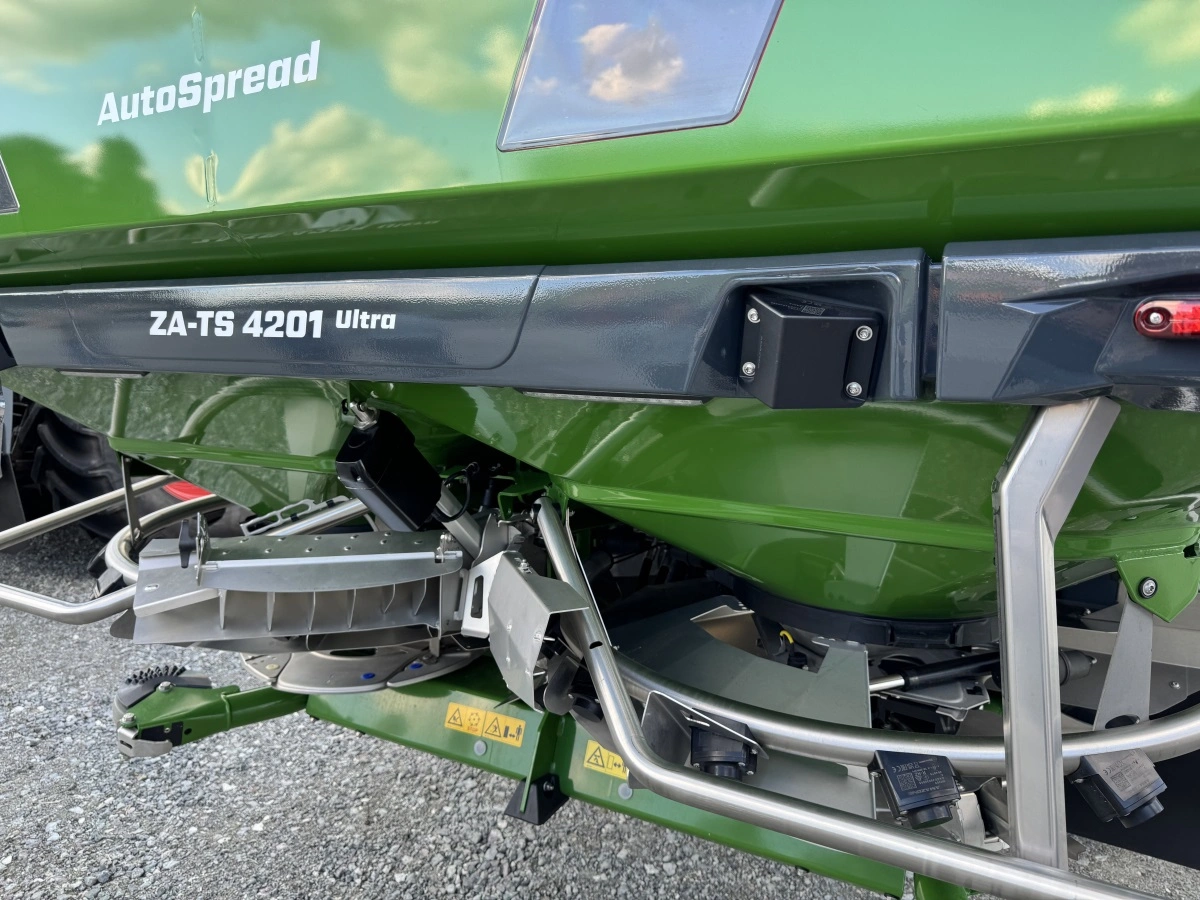 Den sorte radar, der er monteret med fire skruer på den grå bjælke midt i billedet, samler sammen med radarerne ved spredetallerkenerne data til AutoSpread-systemet, som kan vælges på de nye ZA-TS 01-gødningsspredere. 