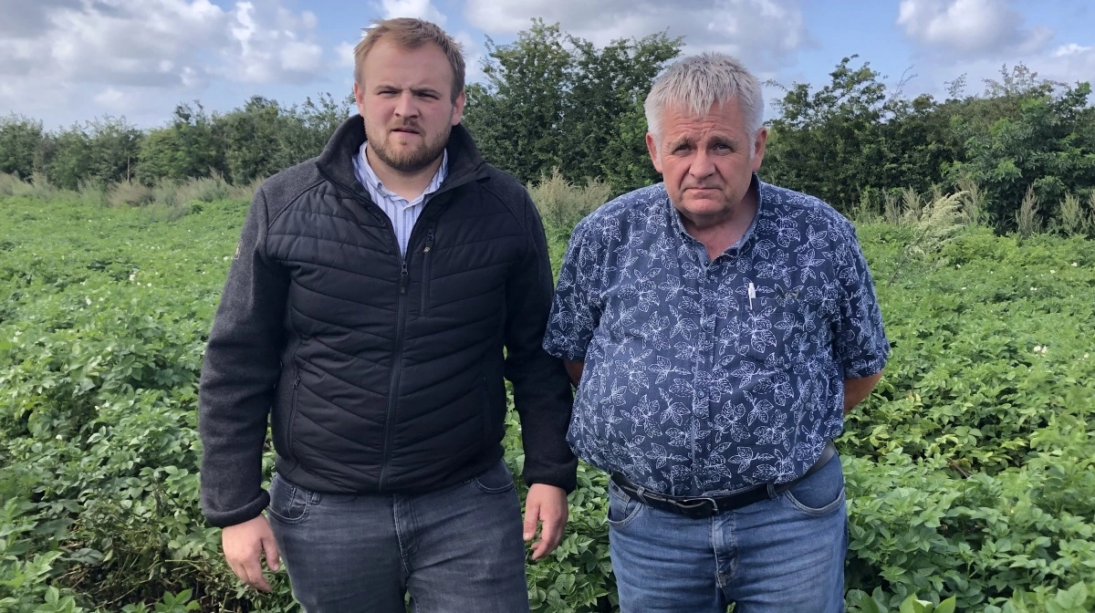 Rune Bucka og faderen Thomas Bucka er blandt de landmænd i især den vestlige del af Aabenraa kommune, der har fået afslag på at bore efter vand til vanding af markerne. Foto: Karsten Himmelstrup