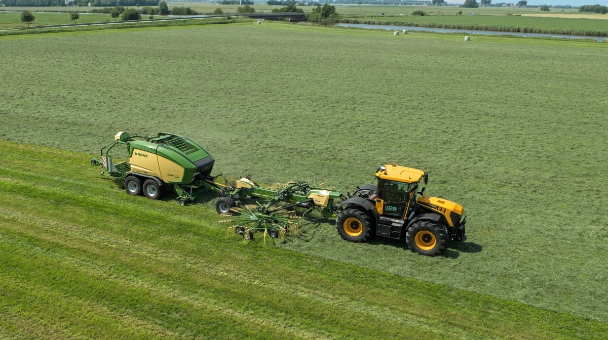 Med Krone Swadro Baletrain TC880 kan sammenrivning og presning udføres i én overkørsel. Foto: Krone