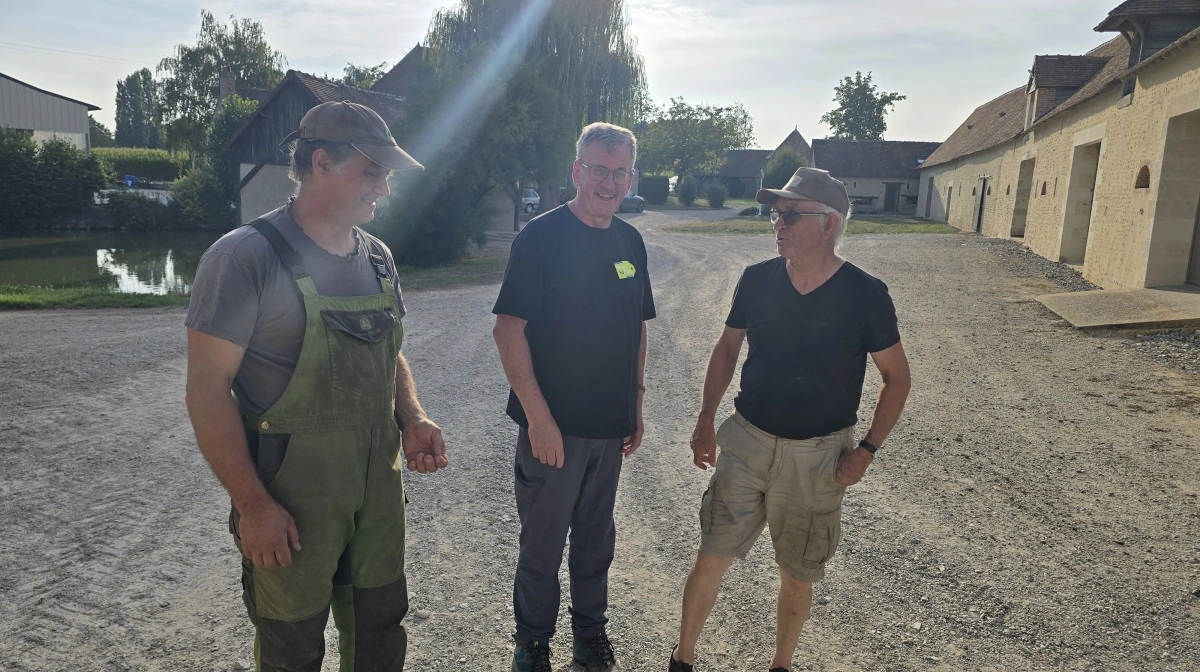 Niculas Lecnoc (tv) driver en 250 hektar stor planteavlsgård sammen med sin bror og far (th). I midten Jean Marie Poirier, der formidler praktikpladser i udlandet. Fotos: Jørgen P. Jensen