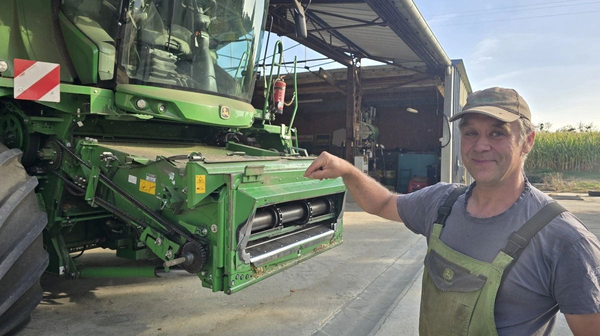 Den ene af de to John Deere-mejetærskere på gården er netop sat ind i værkstedet til eftersyn. Maskiner er Niculas Lecnocs store interesse.