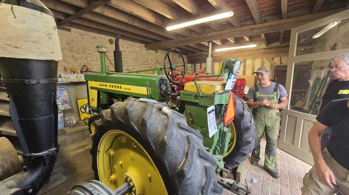 Niculas Lecnoc - og især hans far - har en stor svaghed for gamle traktorer. De viser tre depoter frem med op mod 30 veterantraktorer, som de arbejder med om vinteren.