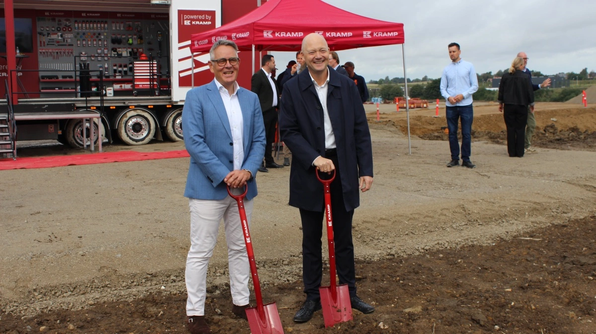 5. september blev første spadestik til Kramps kommende 21.000 kvm store distributionscenter i Vejle taget. På billedet ses finansdirektør i Kramp Group, Roeland Tjebbes (tv) med Vejles borgmester, Jens Ejner Christensen. Fotos: Kramp