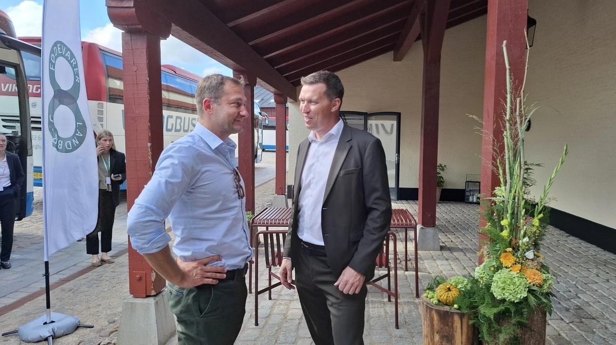 EU's landbrugskommissær, Christophe Hansen (t.v), står bag det udspil, der foreslår et støtteloft, der vil ramme de store landbrug, så der ikke udbetales  mere end 100.000 euro – eller hvad der svarer til omkring 750.000 kroner. Formanden for L&F, Søren Søndergaard, står t.h. Fotos: Michael Strandfelt