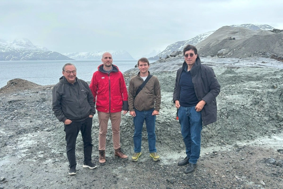 Gletsjermel findes under fødderne i den grønlandske natur. Det vil Rock Flour Company udnytte. Fra højre er det co-founder og professor i geologi Minik Thorleif Rosing, Samuel Backlund, forretningsudvikler, Eliot Booth, driftschef og rådgiver, og tidligere landsstyreformand Kuupik Kleist.