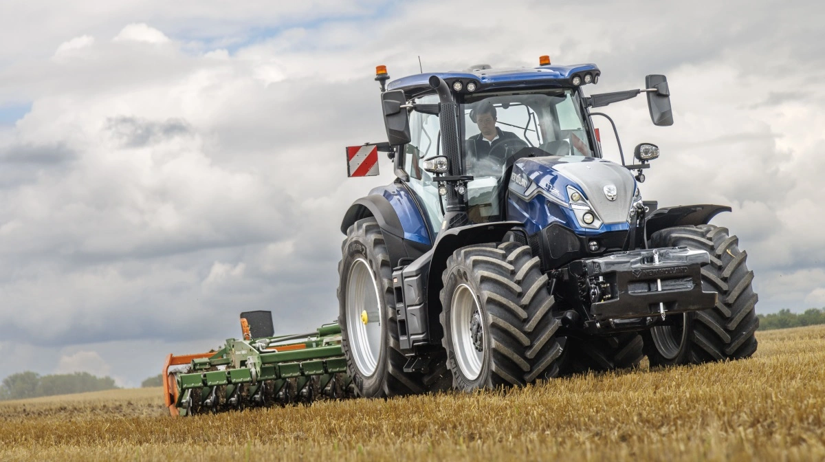 T7.225 i arbejde med kraftig stubharve i efterafgrøder. Serien byder på op til 225 hk med Engine Power Management og kombinerer høj motoreffekt med lavt brændstofforbrug. Førerpladsen er fuldt redesignet med SideWinder-armlæn, IntelliView 12 tommer-terminal og CommandGrip-joystick, hvilket giver intuitiv betjening af transmission, hydraulik og Isobus-redskaber.
