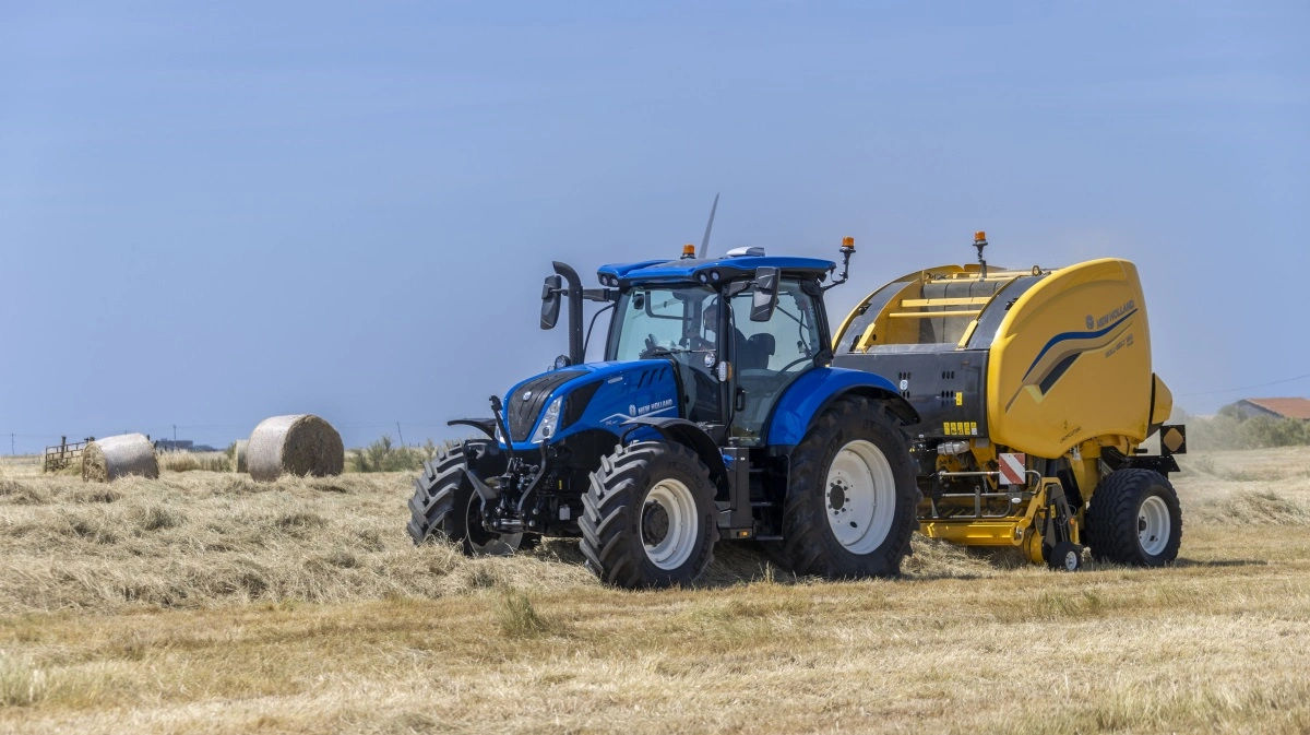 New Holland Roll-Belt 180 PLUS har nu Isobs, automatfunktioner og opdateret teknologi i både kæder, valser og lejer. Med FieldOps og telematik er det muligt at følge presseren og dokumentere balledata i realtid. Pressefoto