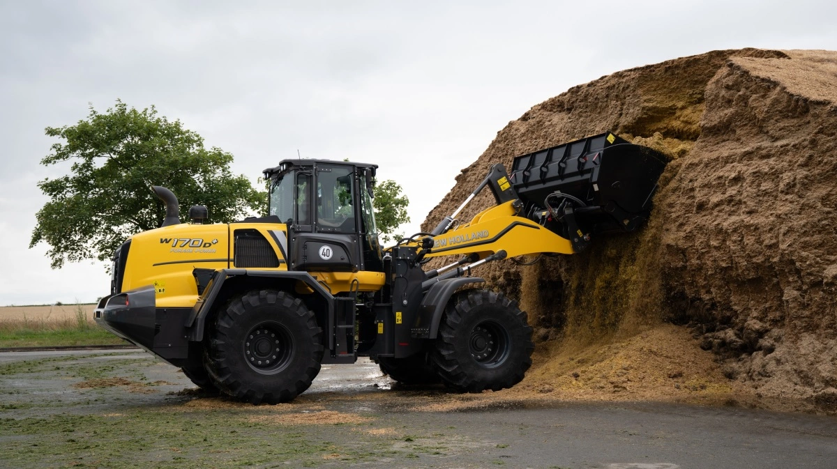 New Holland W170D+ Forage Power er udviklet til arbejde i blandt andet ensilage med høj fart og effektivitet. Gummigeden er udstyret med 255 hk, ny transmission og op til 350 liters brændstoftank, der er målrettet større animalske landbrug, maskinstationer og biogasproducenter. Pressefoto