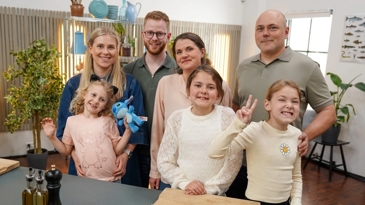 Familien Mindelund fra Slagelse er i køkkenet i programmet »Danmarks nye livret på DR«, hvor temaet denne gang er »hvem redder sovsen«. Programmet sendes den 16. september på DR. Foto: DR/ Sune Harmsen
